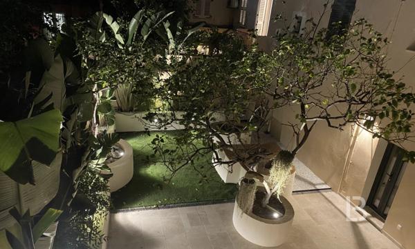 Rare sur le marché : Élégant duplex avec jardin au cœur du Vieil Antibes