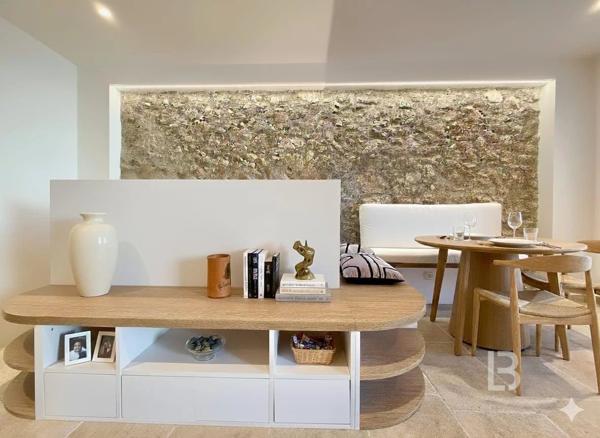 Rare sur le marché : Élégant duplex avec jardin au cœur du Vieil Antibes