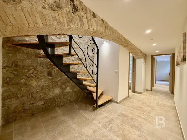 Rare sur le marché : Élégant duplex avec jardin au cœur du Vieil Antibes