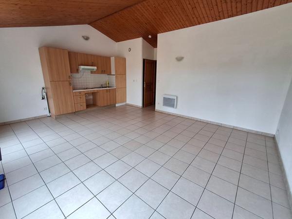 17220 SALLES SUR MER Ensemble immobilier de 2 maisons