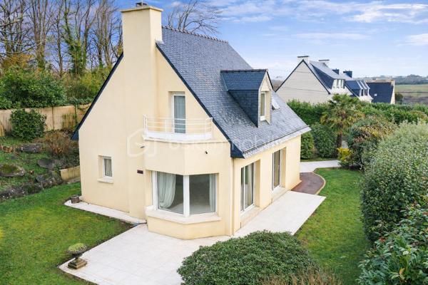 🏡 Maison d’exception – Volumes, confort, calme et cadre naturel privilégié
Située dans un environnement résidentiel recherché, au calme, à proximité des commodités et avec un accès rapide à la N165, cette maison familiale de standing offre un cadre de vie privilégié, au cœur d’un grand jardin arboré et fleuri.
Spacieuse et baignée de lumière, la maison séduit par son agencement judicieux, la qualité de ses matériaux et finitions, ses nombreux rangements et ses espaces de vie généreux, intérieurs comme extérieurs.
👉 Aucun travaux à prévoir : une maison clé en main, prête à accueillir ses nouveaux propriétaires.
Le rez-de-chaussée, permettant une vie de plain-pied, comprend une entrée ouvrant sur un vaste salon/séjour exposé sud avec accès direct à la terrasse par de larges baies vitrées, une cuisine équipée, une suite parentale, un WC indépendant, une arrière-cuisine/buanderie ainsi qu’un garage avec accès à la cave.
À l’étage, trois chambres dont une suite parentale avec salle de bains complète et accès balcon, une chambre avec lavabo, une grande pièce palière avec rangements, un espace bureau et un WC indépendant.
Prestations de qualité : chauffage gaz à condensation (chauffage au sol au RDC et radiateurs à l'étage), menuiseries aluminium double vitrage, volets roulants motorisés au RDC.
À l’extérieur, une grande terrasse, un jardin arboré et un espace de stationnement pour deux véhicules complètent ce bien.
👉 Le petit plus : Une maison saine, parfaitement entretenue, où il ne vous reste plus qu'à apporter votre touche personnelle en décoration.
📍 Un bien rare, alliant confort, élégance et qualité de vie.