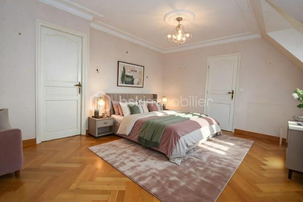 🏡 Maison d’exception – Volumes, confort, calme et cadre naturel privilégié
Située dans un environnement résidentiel recherché, au calme, à proximité des commodités et avec un accès rapide à la N165, cette maison familiale de standing offre un cadre de vie privilégié, au cœur d’un grand jardin arboré et fleuri.
Spacieuse et baignée de lumière, la maison séduit par son agencement judicieux, la qualité de ses matériaux et finitions, ses nombreux rangements et ses espaces de vie généreux, intérieurs comme extérieurs.
👉 Aucun travaux à prévoir : une maison clé en main, prête à accueillir ses nouveaux propriétaires.
Le rez-de-chaussée, permettant une vie de plain-pied, comprend une entrée ouvrant sur un vaste salon/séjour exposé sud avec accès direct à la terrasse par de larges baies vitrées, une cuisine équipée, une suite parentale, un WC indépendant, une arrière-cuisine/buanderie ainsi qu’un garage avec accès à la cave.
À l’étage, trois chambres dont une suite parentale avec salle de bains complète et accès balcon, une chambre avec lavabo, une grande pièce palière avec rangements, un espace bureau et un WC indépendant.
Prestations de qualité : chauffage gaz à condensation (chauffage au sol au RDC et radiateurs à l'étage), menuiseries aluminium double vitrage, volets roulants motorisés au RDC.
À l’extérieur, une grande terrasse, un jardin arboré et un espace de stationnement pour deux véhicules complètent ce bien.
👉 Le petit plus : Une maison saine, parfaitement entretenue, où il ne vous reste plus qu'à apporter votre touche personnelle en décoration.
📍 Un bien rare, alliant confort, élégance et qualité de vie.
