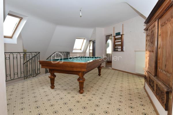 🏡 Maison d’exception – Volumes, confort, calme et cadre naturel privilégié
Située dans un environnement résidentiel recherché, au calme, à proximité des commodités et avec un accès rapide à la N165, cette maison familiale de standing offre un cadre de vie privilégié, au cœur d’un grand jardin arboré et fleuri.
Spacieuse et baignée de lumière, la maison séduit par son agencement judicieux, la qualité de ses matériaux et finitions, ses nombreux rangements et ses espaces de vie généreux, intérieurs comme extérieurs.
👉 Aucun travaux à prévoir : une maison clé en main, prête à accueillir ses nouveaux propriétaires.
Le rez-de-chaussée, permettant une vie de plain-pied, comprend une entrée ouvrant sur un vaste salon/séjour exposé sud avec accès direct à la terrasse par de larges baies vitrées, une cuisine équipée, une suite parentale, un WC indépendant, une arrière-cuisine/buanderie ainsi qu’un garage avec accès à la cave.
À l’étage, trois chambres dont une suite parentale avec salle de bains complète et accès balcon, une chambre avec lavabo, une grande pièce palière avec rangements, un espace bureau et un WC indépendant.
Prestations de qualité : chauffage gaz à condensation (chauffage au sol au RDC et radiateurs à l'étage), menuiseries aluminium double vitrage, volets roulants motorisés au RDC.
À l’extérieur, une grande terrasse, un jardin arboré et un espace de stationnement pour deux véhicules complètent ce bien.
👉 Le petit plus : Une maison saine, parfaitement entretenue, où il ne vous reste plus qu'à apporter votre touche personnelle en décoration.
📍 Un bien rare, alliant confort, élégance et qualité de vie.