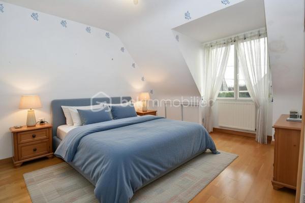 🏡 Maison d’exception – Volumes, confort, calme et cadre naturel privilégié
Située dans un environnement résidentiel recherché, au calme, à proximité des commodités et avec un accès rapide à la N165, cette maison familiale de standing offre un cadre de vie privilégié, au cœur d’un grand jardin arboré et fleuri.
Spacieuse et baignée de lumière, la maison séduit par son agencement judicieux, la qualité de ses matériaux et finitions, ses nombreux rangements et ses espaces de vie généreux, intérieurs comme extérieurs.
👉 Aucun travaux à prévoir : une maison clé en main, prête à accueillir ses nouveaux propriétaires.
Le rez-de-chaussée, permettant une vie de plain-pied, comprend une entrée ouvrant sur un vaste salon/séjour exposé sud avec accès direct à la terrasse par de larges baies vitrées, une cuisine équipée, une suite parentale, un WC indépendant, une arrière-cuisine/buanderie ainsi qu’un garage avec accès à la cave.
À l’étage, trois chambres dont une suite parentale avec salle de bains complète et accès balcon, une chambre avec lavabo, une grande pièce palière avec rangements, un espace bureau et un WC indépendant.
Prestations de qualité : chauffage gaz à condensation (chauffage au sol au RDC et radiateurs à l'étage), menuiseries aluminium double vitrage, volets roulants motorisés au RDC.
À l’extérieur, une grande terrasse, un jardin arboré et un espace de stationnement pour deux véhicules complètent ce bien.
👉 Le petit plus : Une maison saine, parfaitement entretenue, où il ne vous reste plus qu'à apporter votre touche personnelle en décoration.
📍 Un bien rare, alliant confort, élégance et qualité de vie.