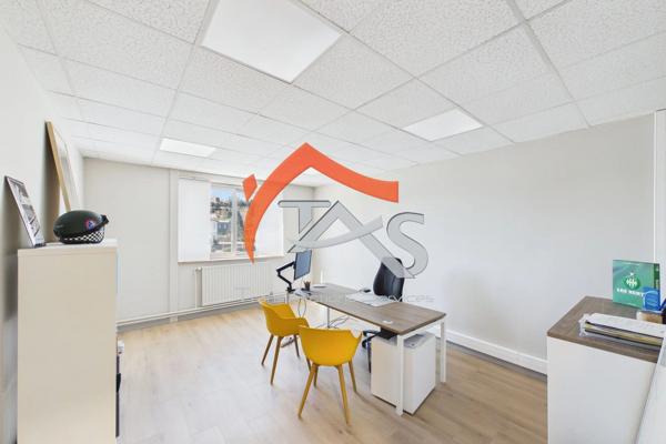 Vente                                                      Local commercial
                        
                     6 pièces                      214 m2                     à Saint-Priest-en-Jarez
