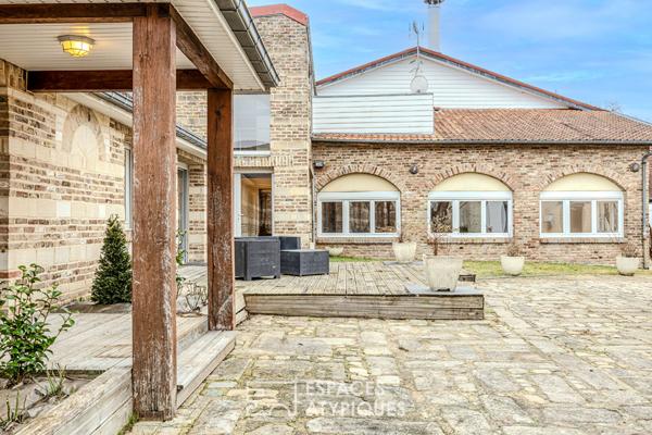 Maison style loft avec belle piscine et garage