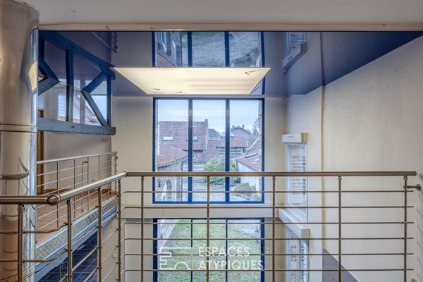 Maison style loft avec belle piscine et garage