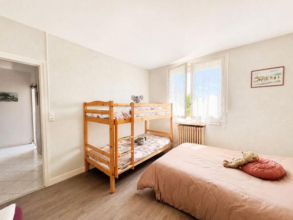 Maison avec jardin, garage et terrain constructible