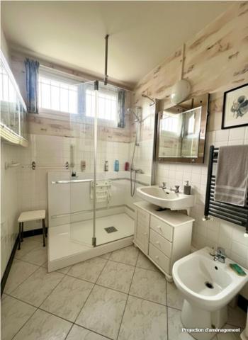 Maison avec jardin, garage et terrain constructible