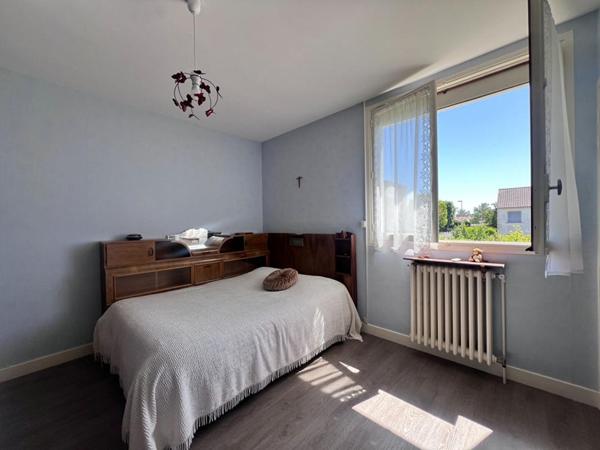 Maison avec jardin, garage et terrain constructible