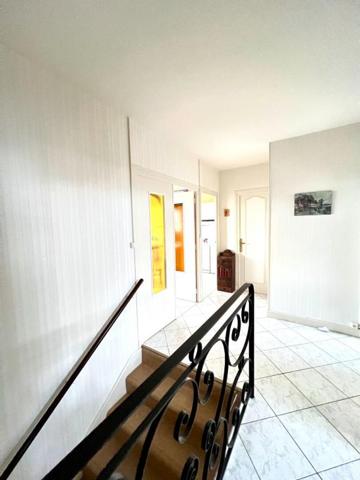 Maison avec jardin, garage et terrain constructible