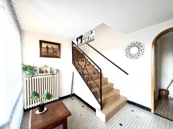 Maison avec jardin, garage et terrain constructible