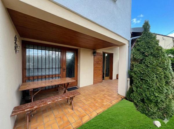Maison avec jardin, garage et terrain constructible