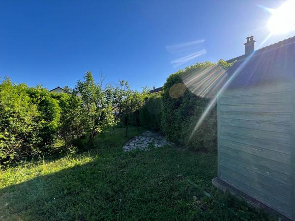 Maison avec jardin, garage et terrain constructible
