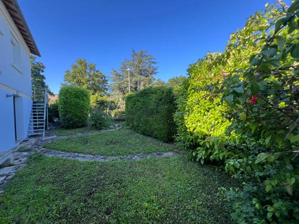 Maison avec jardin, garage et terrain constructible