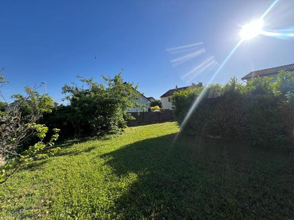 Maison avec jardin, garage et terrain constructible