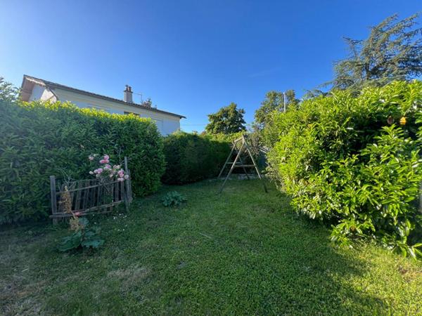 Maison avec jardin, garage et terrain constructible