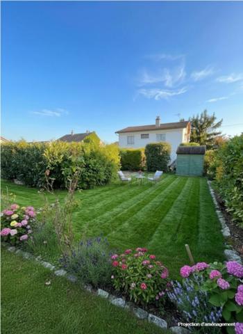 Maison avec jardin, garage et terrain constructible