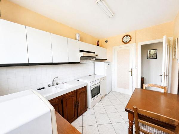Maison avec jardin, garage et terrain constructible