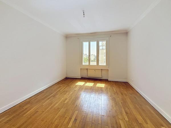 Appartement  3 pièces de 65m2 avec balcon / place de stationnement / cave