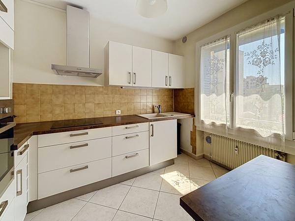 Appartement  3 pièces de 65m2 avec balcon / place de stationnement / cave