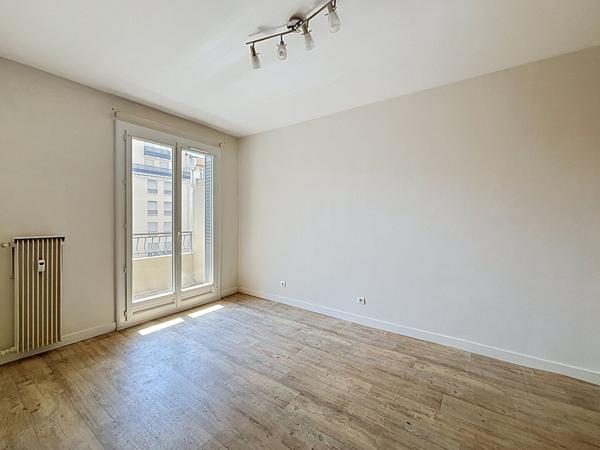 Appartement  3 pièces de 65m2 avec balcon / place de stationnement / cave