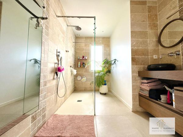 Maison contemporaine de plain-pied 5 pièces sur terrain de 800m2