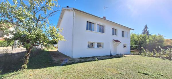 Charmante Maison à Vendre à Bourg-en-Bresse - 5 pièces  3 ch  avec 737 m2  de terrain .