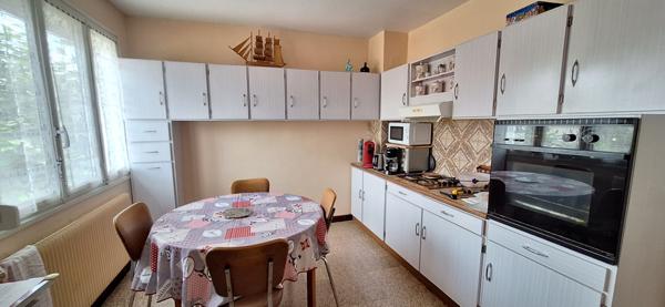 Charmante Maison à Vendre à Bourg-en-Bresse - 5 pièces  3 ch  avec 737 m2  de terrain .