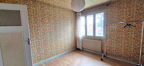 Charmante Maison à Vendre à Bourg-en-Bresse - 5 pièces  3 ch  avec 737 m2  de terrain .