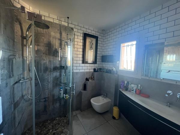 Maison familiale avec piscine dans un environnement résidentiel recherché