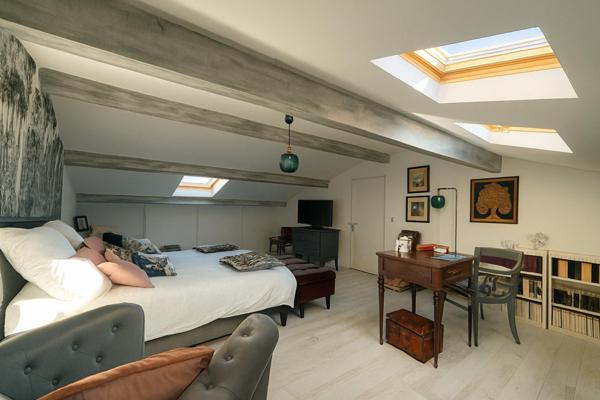 Maison familiale avec piscine dans un environnement résidentiel recherché