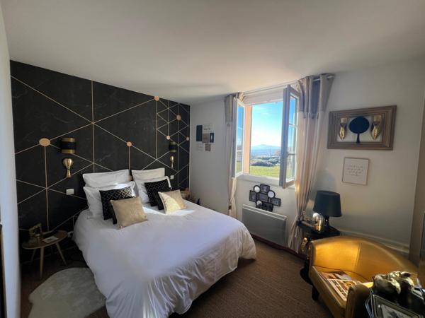 Maison familiale avec piscine dans un environnement résidentiel recherché