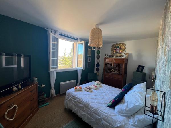 Maison familiale avec piscine dans un environnement résidentiel recherché