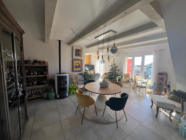 Maison familiale avec piscine dans un environnement résidentiel recherché