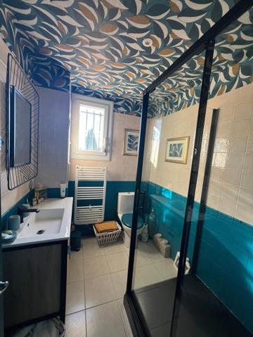 Maison familiale avec piscine dans un environnement résidentiel recherché