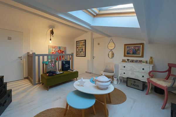 Maison familiale avec piscine dans un environnement résidentiel recherché