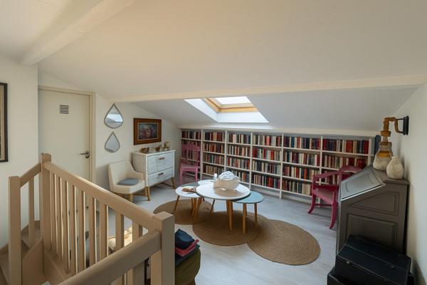 Maison familiale avec piscine dans un environnement résidentiel recherché