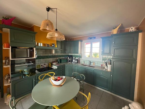 Maison familiale avec piscine dans un environnement résidentiel recherché