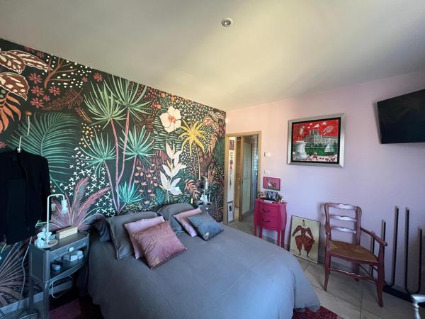 Maison familiale avec piscine dans un environnement résidentiel recherché