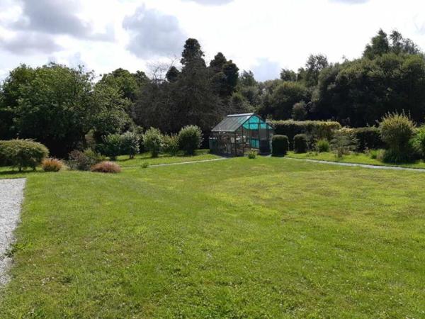 Maison à vendre 5 pièces à PLUMELIAU (56930), Morbihan (56), Située hors lotissement avec vue d...