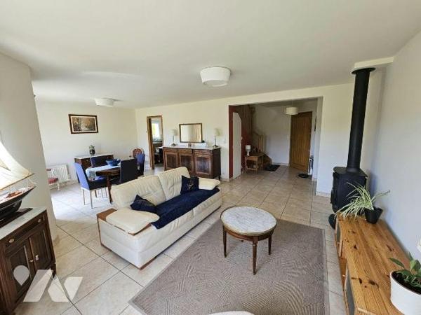 Maison à vendre 5 pièces à PLUMELIAU (56930), Morbihan (56), Située hors lotissement avec vue d...