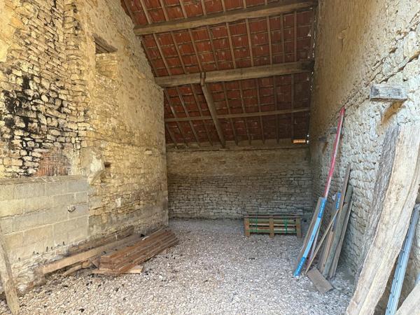 Ensemble de grange et écurie en pierre avec jardin, dans un environnement paisible proche de POUILLY EN AUXOIS (21)