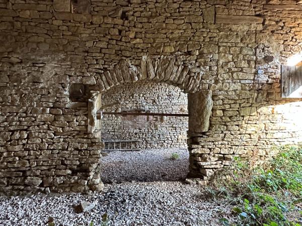 Ensemble de grange et écurie en pierre avec jardin, dans un environnement paisible proche de POUILLY EN AUXOIS (21)