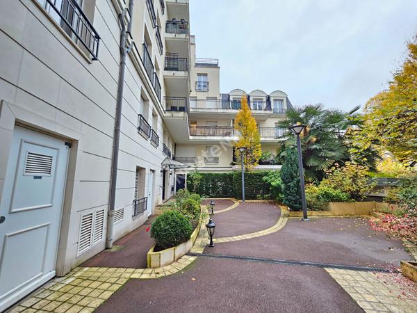 Puteaux Mairie : Appartement de Standing de 3 pièces avec 2 terrasses, cave et Parking