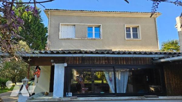 A vendre, Charente-Maritime, L' Eguille, Maison à étage comprenant : au rez-de-chaussée :entrée...