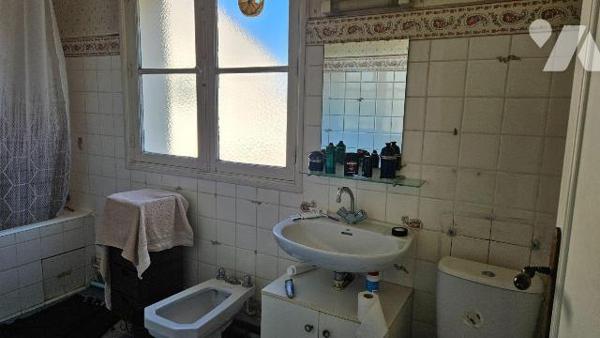 A vendre, Charente-Maritime, L' Eguille, Maison à étage comprenant : au rez-de-chaussée :entrée...