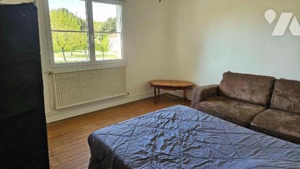 A vendre, Charente-Maritime, L' Eguille, Maison à étage comprenant : au rez-de-chaussée :entrée...