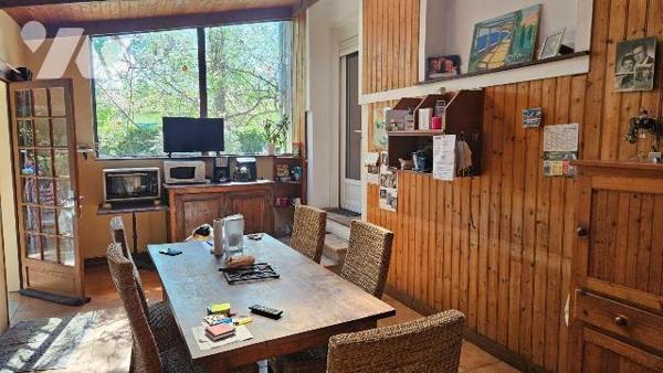 A vendre, Charente-Maritime, L' Eguille, Maison à étage comprenant : au rez-de-chaussée :entrée...