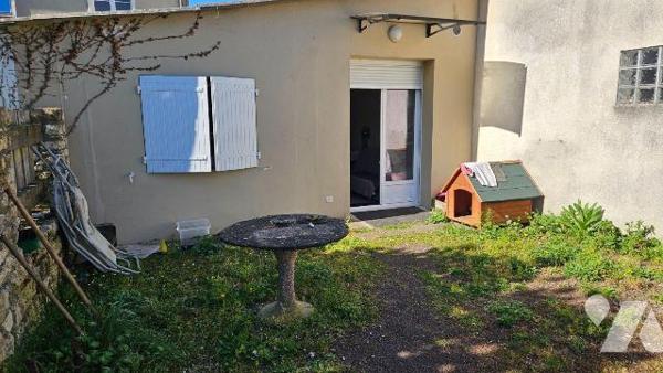 A vendre, Charente-Maritime, L' Eguille, Maison à étage comprenant : au rez-de-chaussée :entrée...
